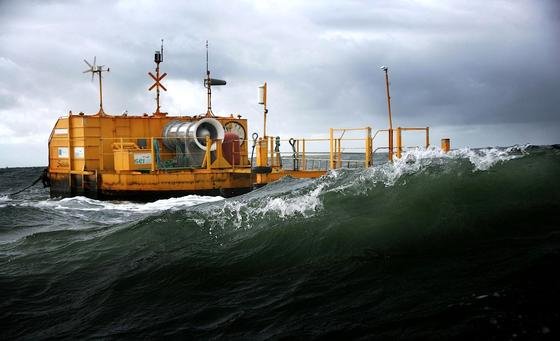 Vor der irischen Küste experimentieren gleich mehrere Unternehmen mit verschiedenen Konzepten für Wellenkraftwerke. Im Bild eine Turbine des Unternehmen OceanEnergy vor der Küste Corks.