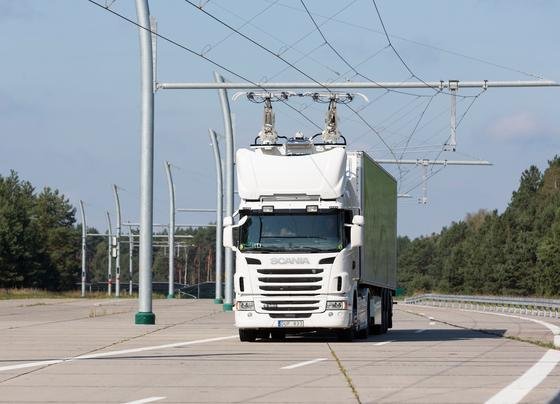 Siemens-Teststrecke in Templin-Groß Dölln: Ein Scania-Lkw zieht elektrische Energie aus einer Oberleitung. 