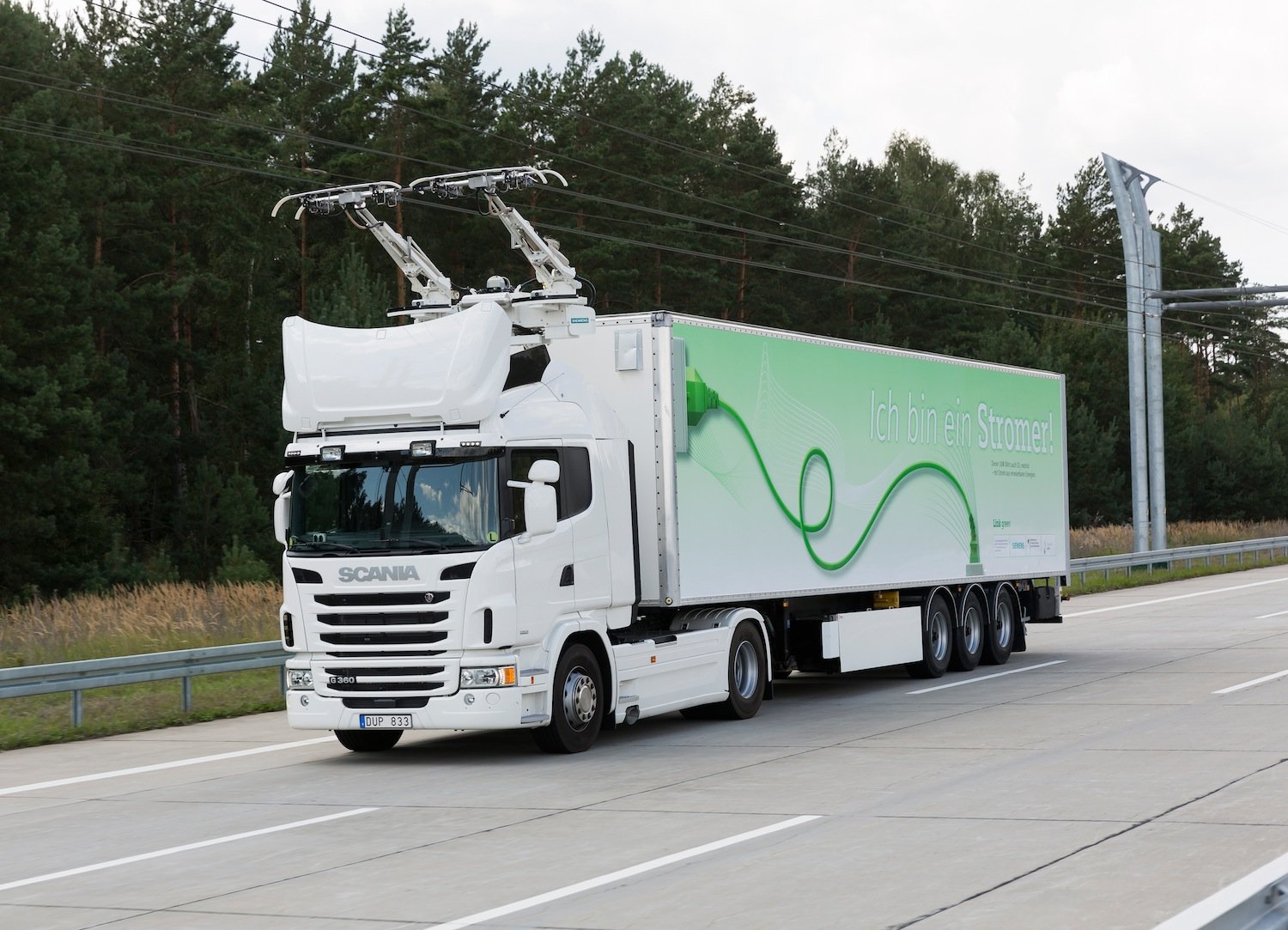 Der Hirschgeweih-ähnliche Stromabnehmer bügelt sich automatisch an die Oberleitung an. Der Hybrid-Lkw fährt dann mit seinem E-Motor und schaltet den Dieselmotor ab. 