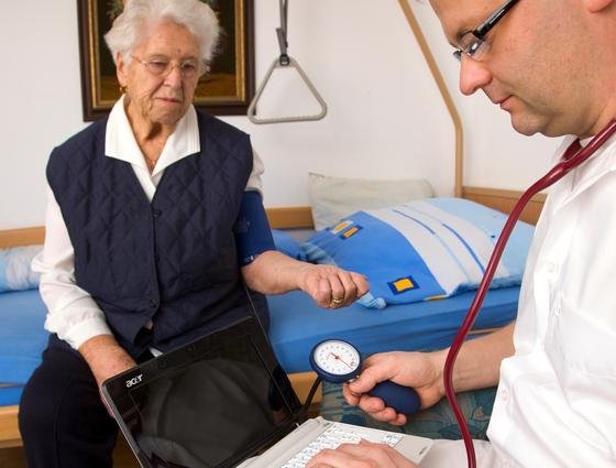 Blutdruck- und Herzfrequenzmessung durch den Hausarzt: US-Forscher haben nun eine Technik entwickelt, um über den serienmäßigen Bewegungssensor im Smartphone Herz- und Atemfrequenz relativ zuverlässig zu messen.