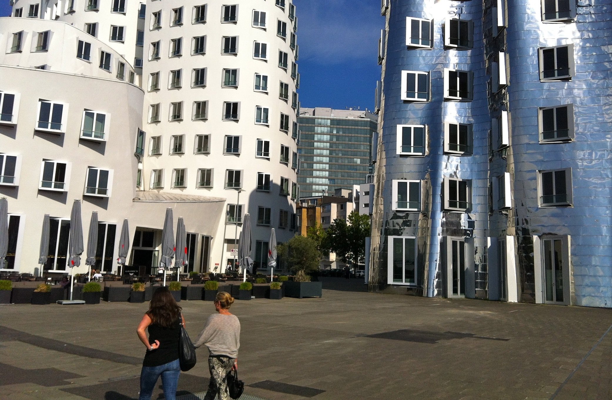 Im Düsseldorfer Zollhoff am Medienhafen hat auch der kanadisch-amerikanische Stararchitekt Frank O. Gehry Fenster eingesetzt, die aus der Fassade herausspringen. Allerdings lässt sich deren Stellung nicht verändern.