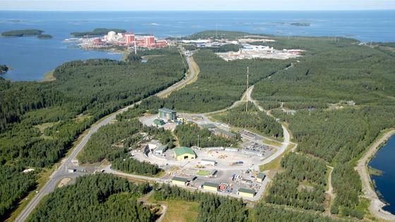 Luftbild der finnischen Halbinsel Olkiluoto: Im Hintergrund sind Atomreaktoren zu sehen. Das bebaute Areal im Vordergrund gehört zum Endlager Onkalo. Die finnische Regierung hat jetzt entschieden, dass hier künftig hochradioaktiver Müll endgelagert werden soll. Für 100.000 Jahre. 