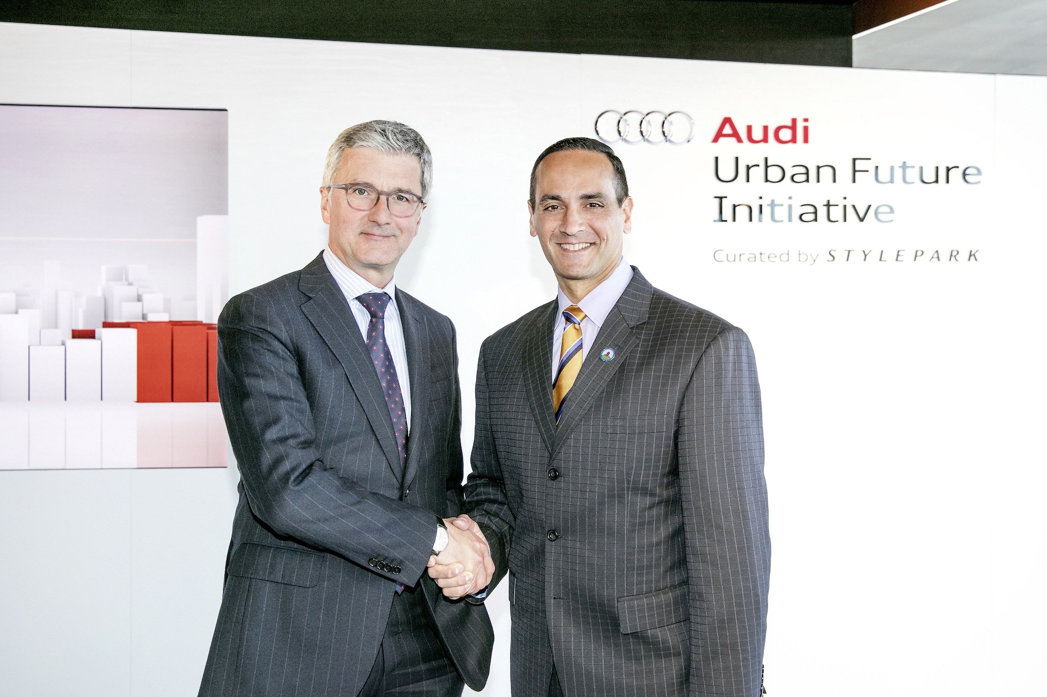 Audi-Chef Rupert Stadler (l.) und Joseph A. Curtatone, Bürgermeister der amerikanischen Stadt Somerville, wollen in der Realität die Potentiale selbst einparkender Autos erproben. Der Flächenverbrauch in Parkhäusern soll um bis zu 62 % sinken.