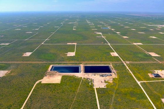 Beim Fracking entstehen große Mengen stark verunreinigten Wassers. MIT-Forscher wollen nun das Wasser mit Hilfe von Elektroschocks in eine saubere und eine stark belastete Fraktion trennen.