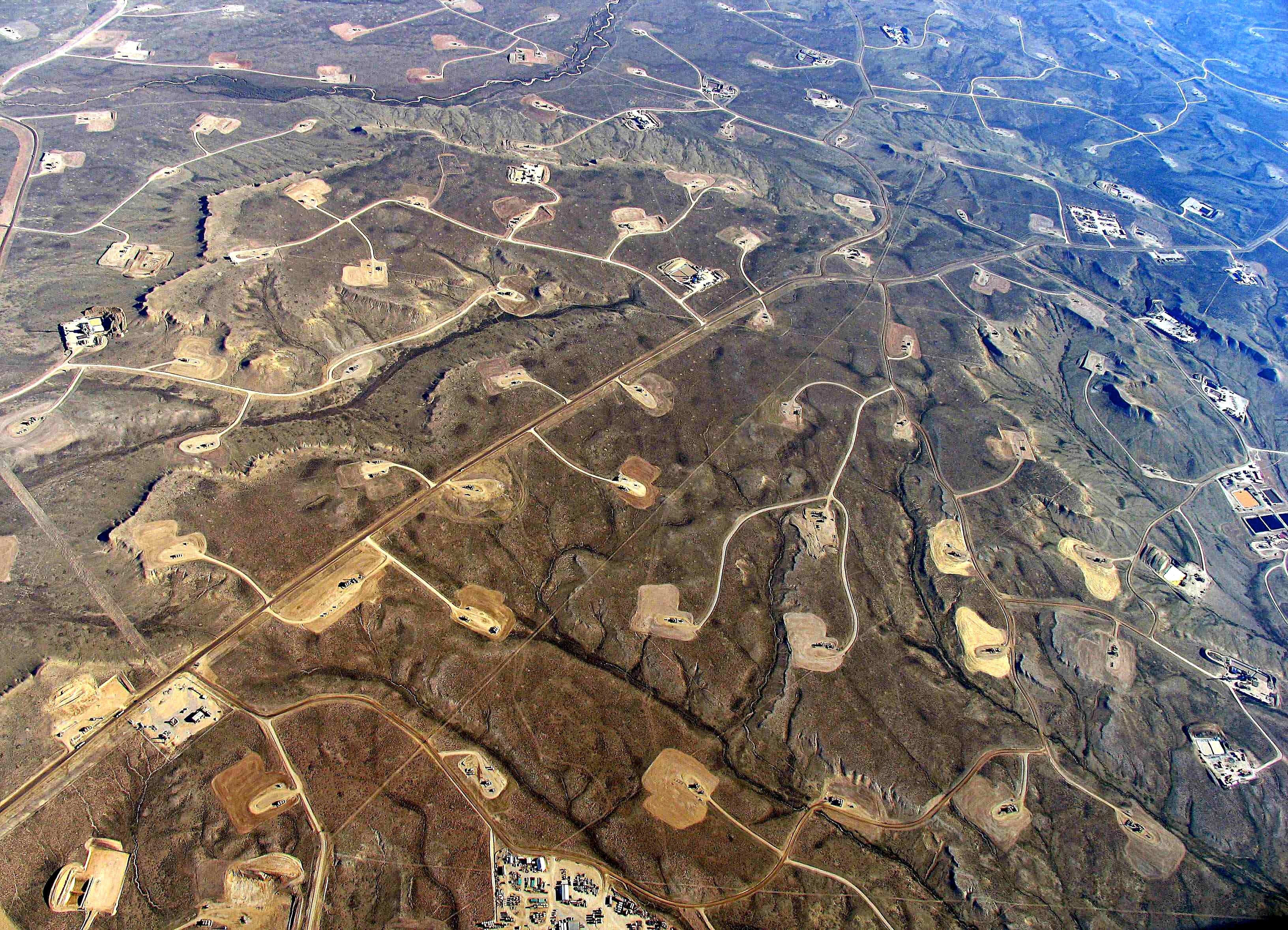 Fracking-Gebiet in Wyoming: In den USA werden täglich rund drei Millionen Barrel (169 Liter) Erdöl durch Fracking gefördert. 