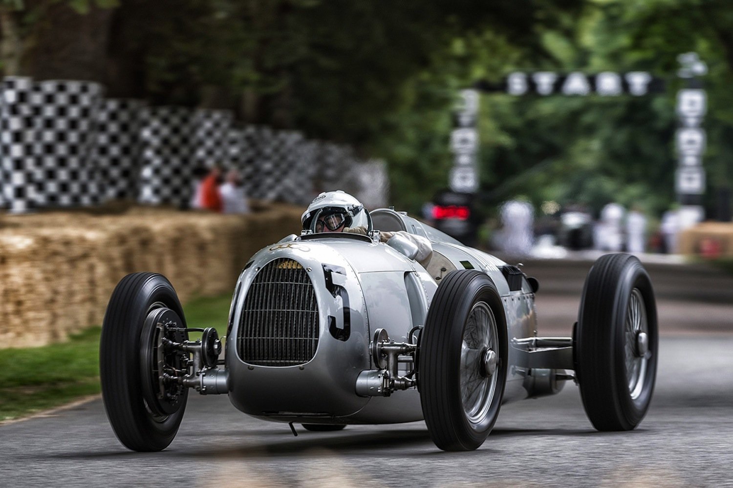 Bildhübsch, oder? Ein Auto Union Typ C von 1936. Hinter dem Steuer sitzt der Drummer von Pink Floyd, Nick Mason. 