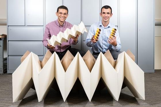 Georgia-Tech-Professor Glaucio Paulino (li.) und Forscher Evgueni Filipov von der Universität von Illinios entwickelten das Design "origami zippered tube“. Dadurch werden Strukturen sehr viel stärker und rigider als bei einem einzelnen Stück Papier, sind aber zugleich für den Transport oder die Lagerung flach faltbar. Die Wissenschaftler kooperieren mit Professor Tomohiro Tachi aus Tokio. 