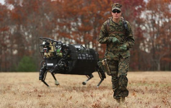 Bei Fuß: Die US-Marines kümmern sich auch um Hunde. Roboter-Hunde. Entwickelt werden dieses von der Google-Tochter Boston Dynamics.