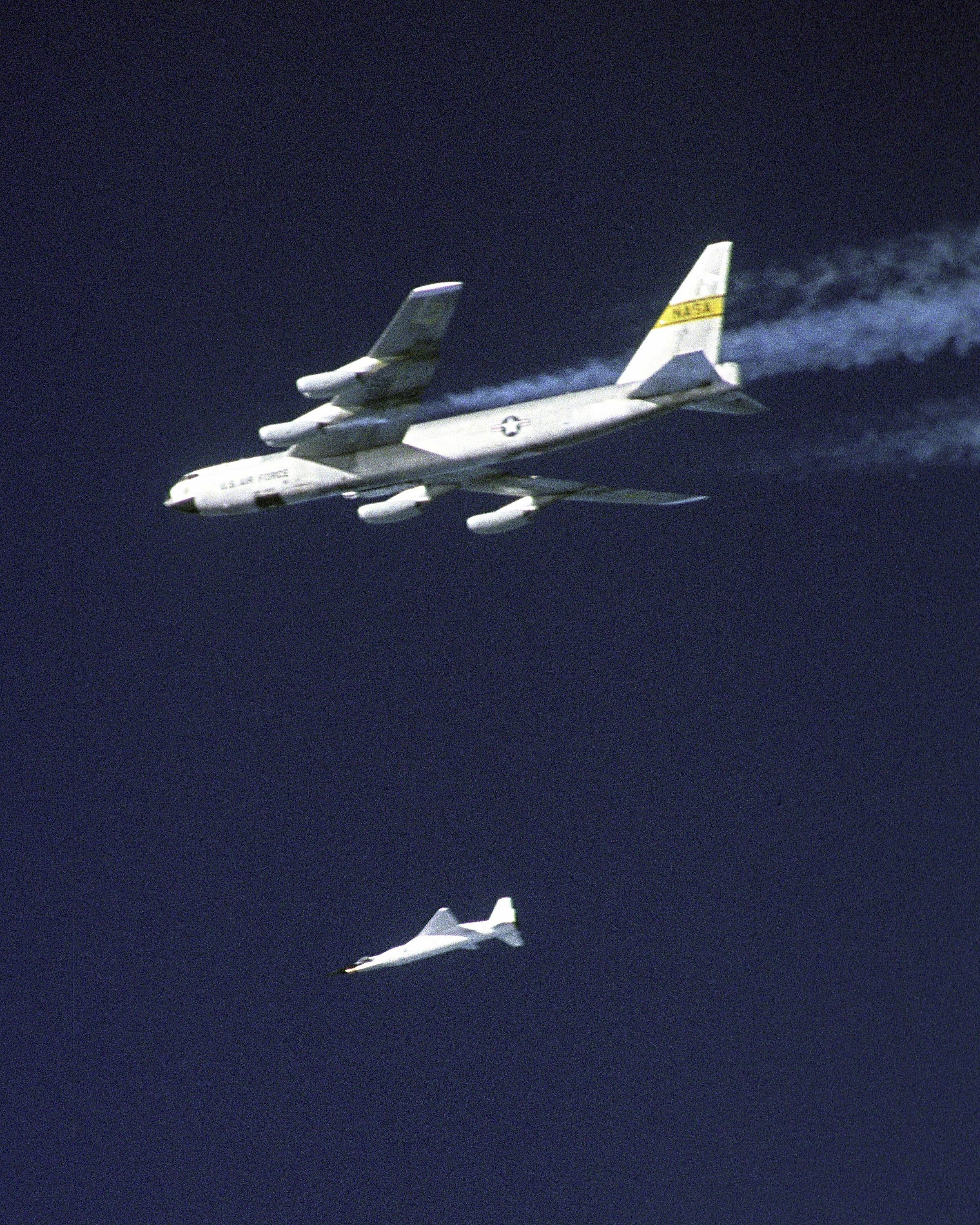 2004 stellte die Nasa mit dem unbemannten Überschallflugzeug X-43A einen Geschwindigkeitsrekord auf: Das Flugzeuge erreichte in 33 km Höhe eine Geschwindigkeit von 9,8 Mach, rund 11.000 km/h. Im Bild der Moment, nachdem sich die X-43A von der B-52 gelöst hat, um auf 33 km Höhe aufzusteigen.