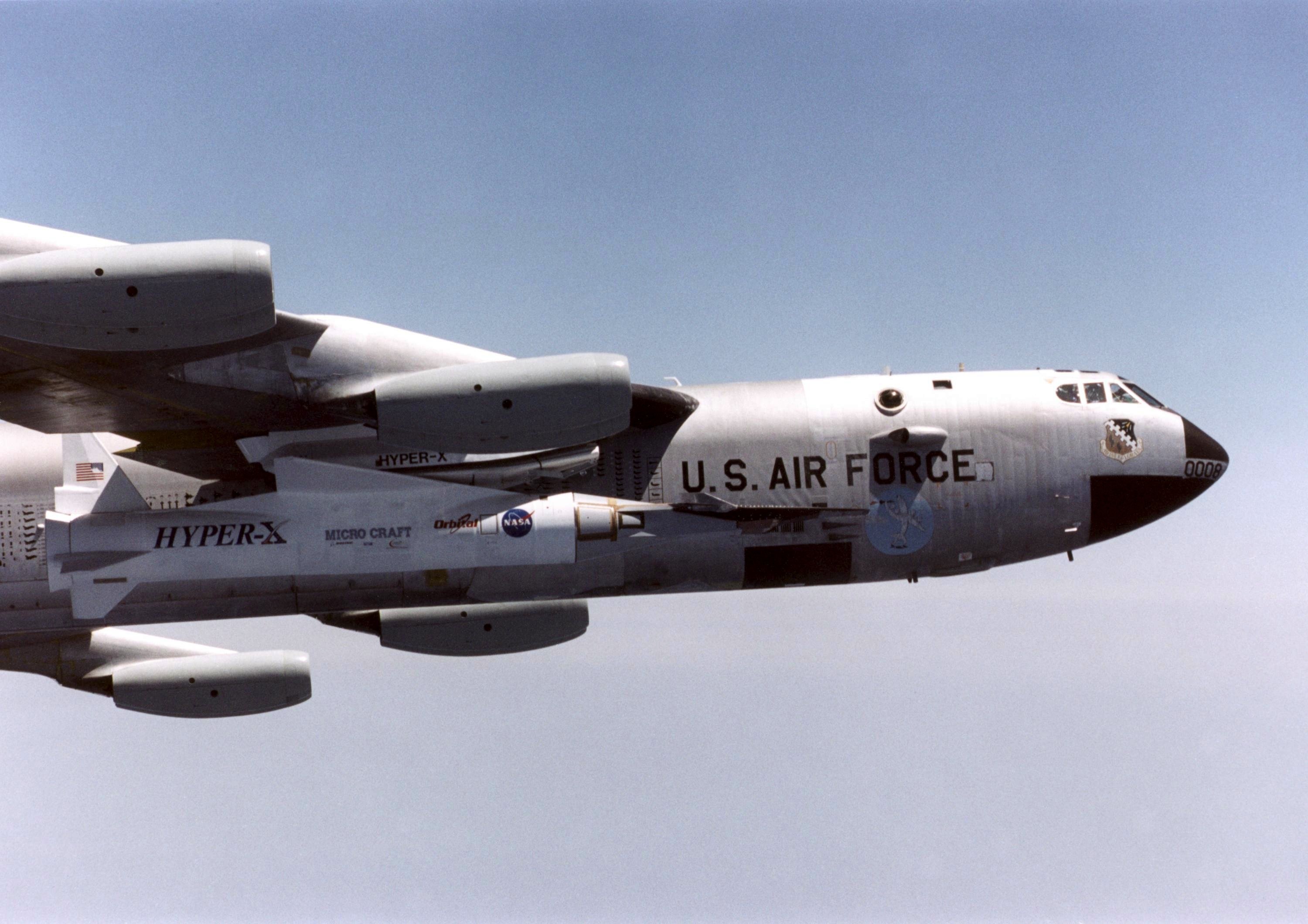 Eine B-52 im Flug mit einem unbemannten Nasa_Fluggerät X-43A am 28. April 2001.