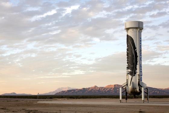 Geschafft: Erstmals ist eine Rakete nach ihrem Flug wieder senkrecht und unbeschädigt auf der Erde gelandet. Dieses Kunststück ist dem Raumfahrtunternehmen Blue Origin des Amazon-Gründers Jeff Bezos geglückt. Deutlich zu sehen: Die Spitze der Rakete New Shepard fehlt. Die dort beim Start untergebrachte Raumkapsel ist sicher mit einem Fallschirm gelandet.