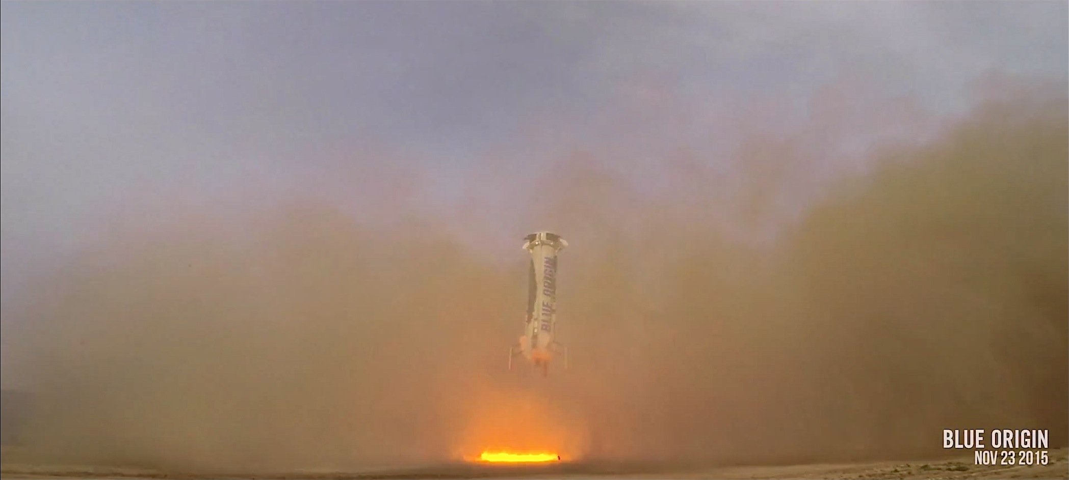 Dem Konkurrenten SpaceX ist es bislang nicht gelungen, eine Rakete nach dem Flug wieder senkrecht landen zu lassen. Hier im Bild zu sehen ist der Moment kurz vor dem Aufsetzen der Rakete New Shepard.
