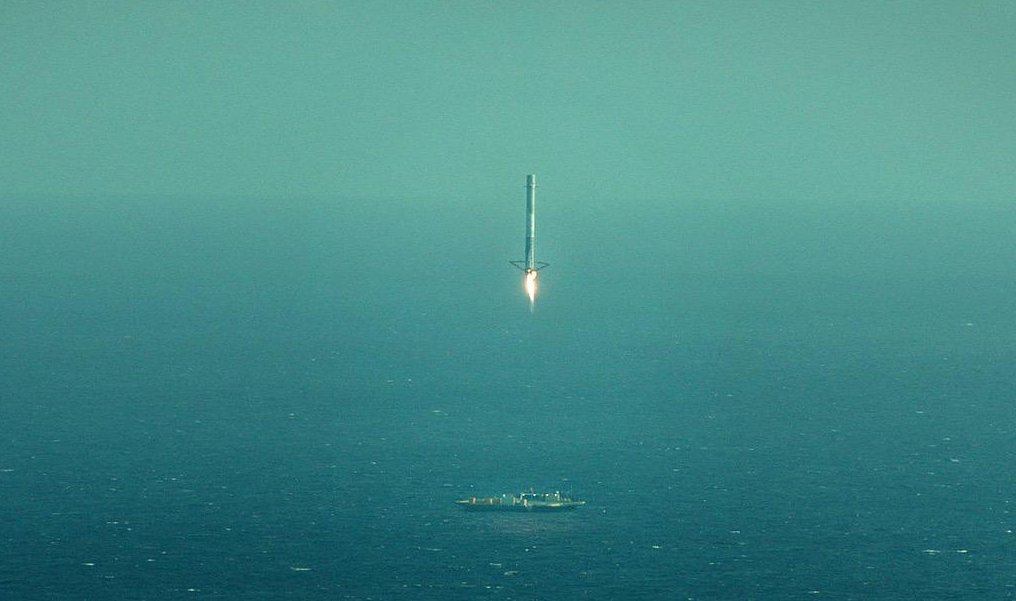 Die Landung war zu hart: Die Falcon9-Rakete des Raumfahrtunternehmens SpaceX trifft beim Versuch im April 2015 zwar die Plattform im Meer, kippt aber anschließend um. 