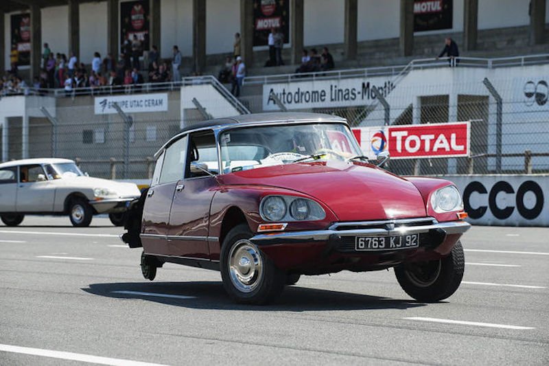 Die Hydropneumatik der Citroën-Ikone DS hat schon Leben gerettet: 1962 konnte der französische Präsident während eines Attentats mit zerschossenem Hinterreifen fliehen. 