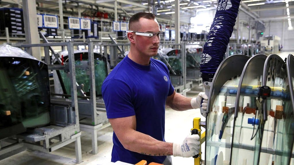 VW-Mitarbeiter mit Datenbrille: Die Brille wurde von 30 Mitarbeitern während der vergangenen drei Monate in der Logistik erprobt und nun dauerhaft eingesetzt. Die Brille blendet zum Beispiel die Teilenummern ins Blickfeld ein.