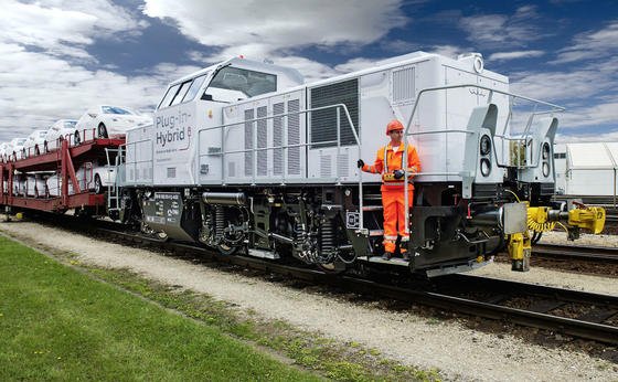 Die neue Plug-in-Hybrid-Lokomotive transportiert Komponenten und fertige Audi-Modelle im Werk Ingolstadt.