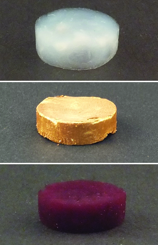 Größe und Form der Goldpartikel beeinflussen die Farbe des Goldes: Im Bild ein Schaum aus Proteinfäden ohne Gold (oben), mit Gold-Mikropartikeln (Mitte) und Gold-Nanopartikeln (unten).