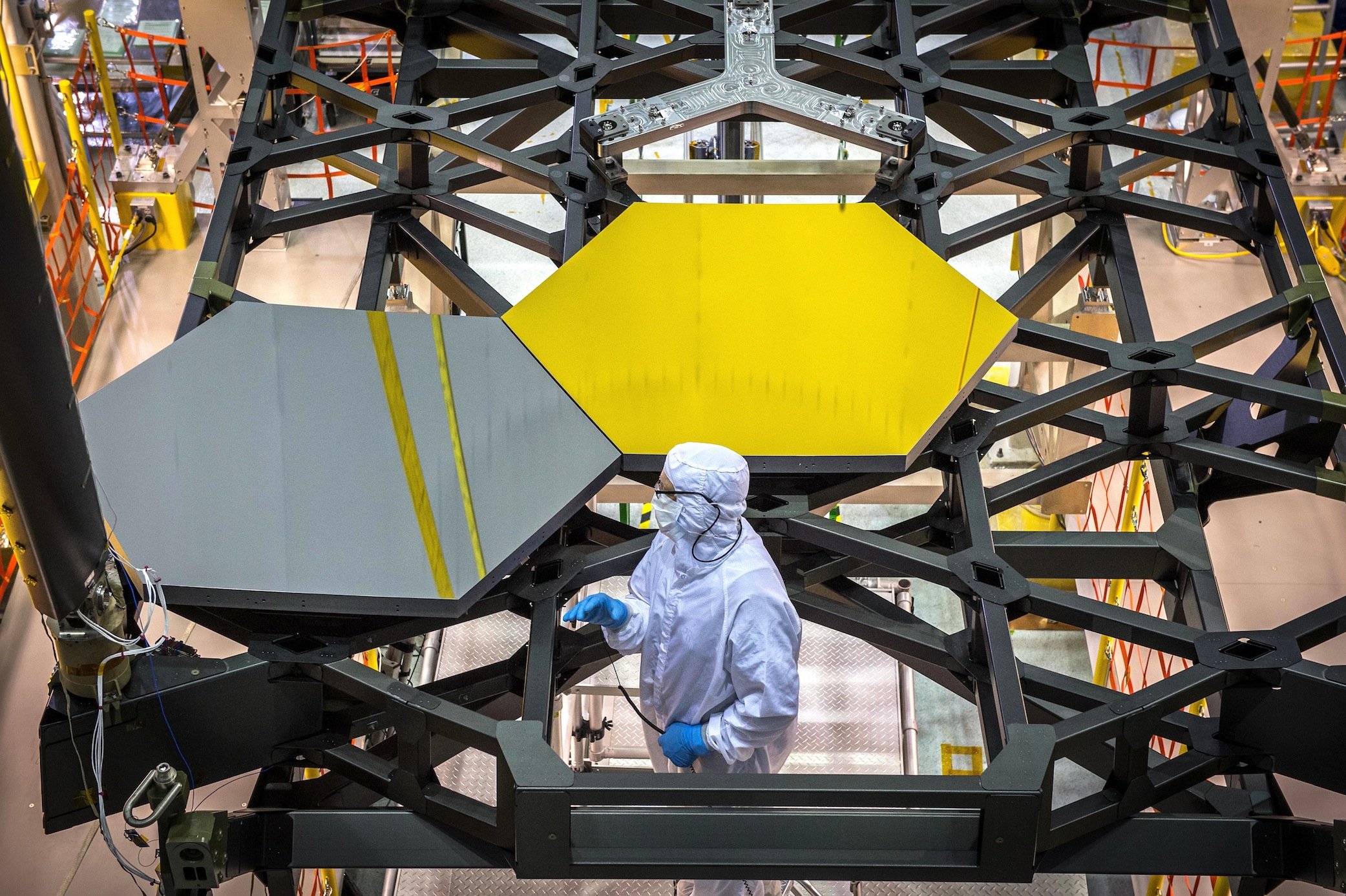 Ein Nasa-Ingenieur platziert zwei Test-Spiegel auf der Teleskop-Halterung des James Webb Space Telescopes.