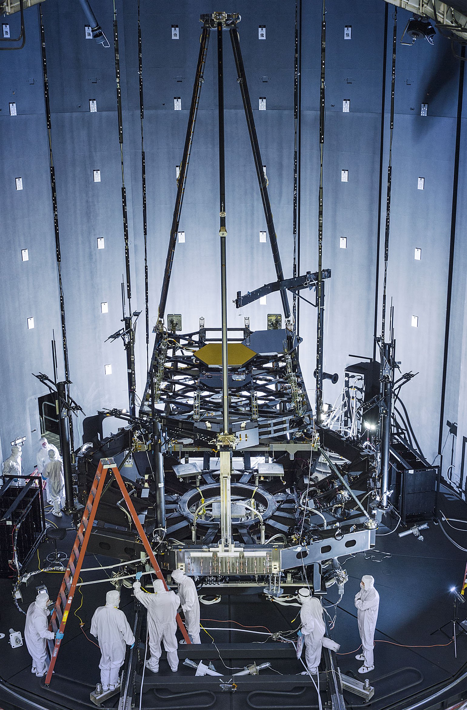 Die Spiegel des künftigen Weltraumteleskops werden in einer riesigen Vakuumkammer im Johnson Space Center der Nasa in Houston installiert. Gut zu erkennen ist im Hintergrund die 6,5 m lange Trägerkonstruktion des Teleskops.