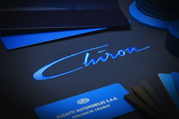 Das bisher einzige offizielle Bild zum Bugatti Chiron: Die abstrahierte Signatur Louis Chirons wird im neuen Bugatti Supersportwagen unter anderem als Stickerei auf der Kopfstütze zu finden sein.