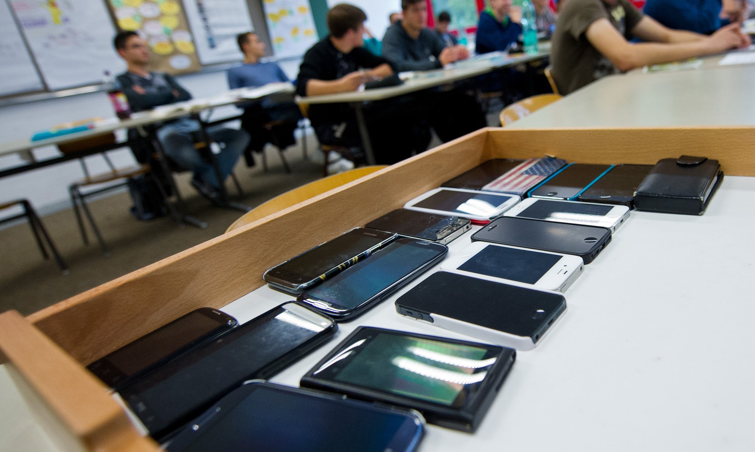 Zumindest an den Schulen wird überwiegend versucht, die Handynutzung zu kontrollieren.  