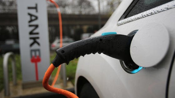 Vielleicht müssen Elektroautos künftig weniger oft Strom tanken, wenn sich die neue Batteriezelle der Fraunhofer-Ingenieure durchsetzt. 