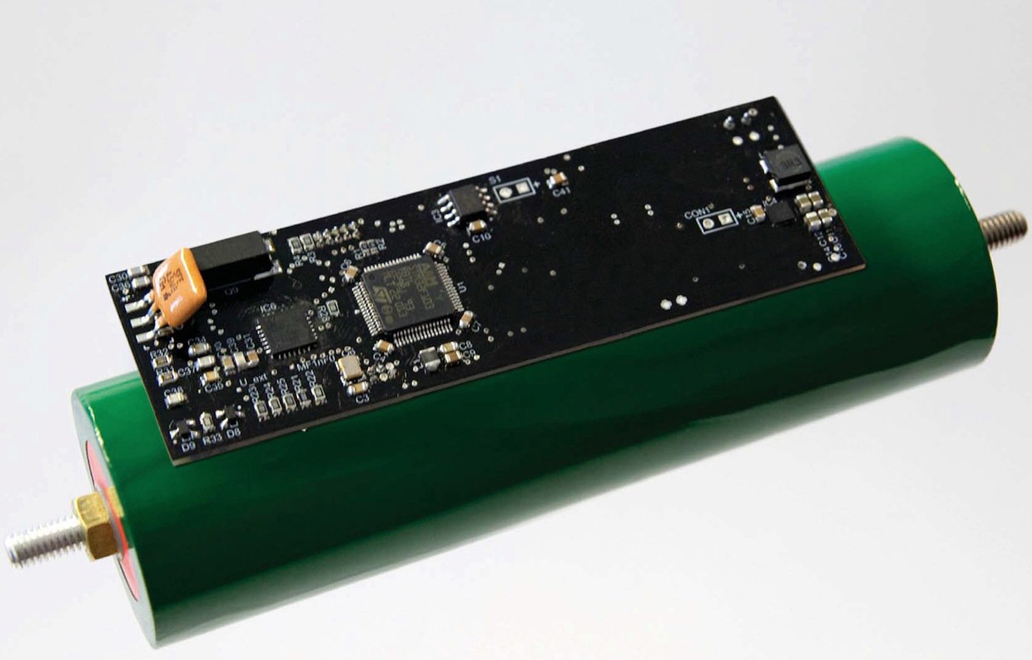 Batteriezelle des Fraunhofer IPA: Ein Mikrocontroller erfasst den Ladezustand. Ist eine Zelle leer oder defekt, klinkt sie sich automatisch aus dem Verbund aus. 