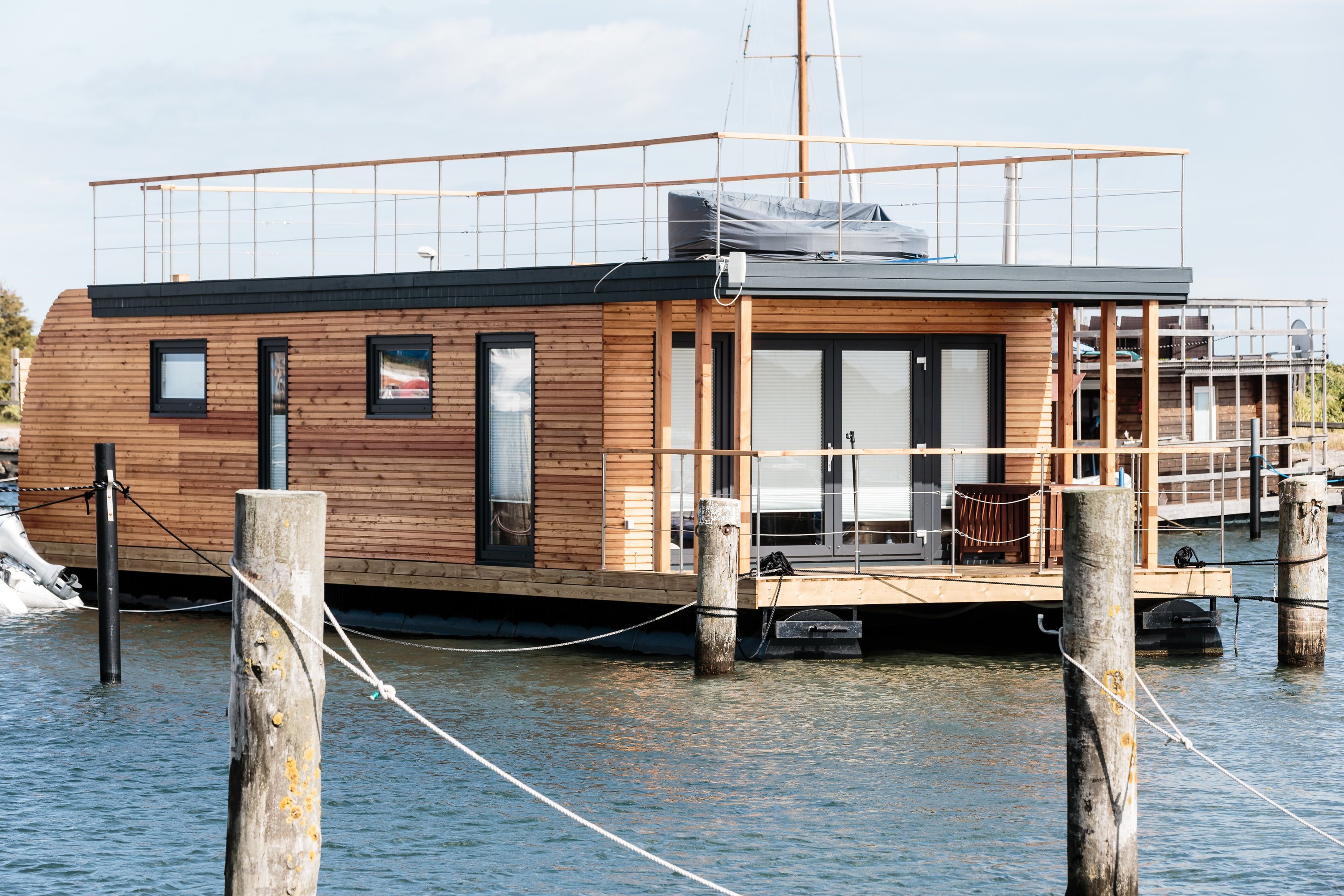 Ein Hausboot in der Marina von Fehmarnsund (Schleswig-Holstein): Schwimmende Häuser sind inzwischen auch in Deutschland öfter mal zu sehen. 