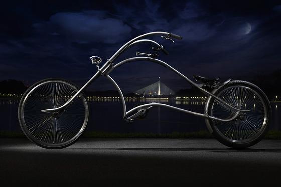 Ein drei Meter langes Kunstwerk aus rostfreiem Edelstahl: das Fahrrad Archont von Ono Bikes. 