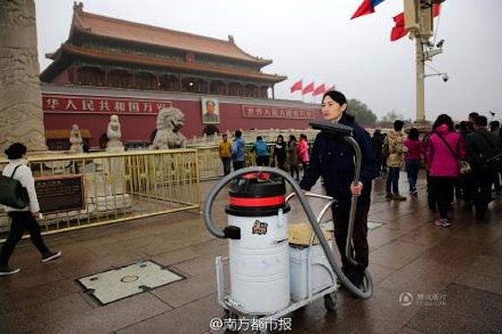 Nut Brother zog 100 Tage mit seinem Industriesauger durch Peking, um Partikel aufzufangen. Sogar Partikel vom Platz des Himmlischen Friedens hat Nut aufgefangen und zu einem Kunstobjekt verarbeitet.