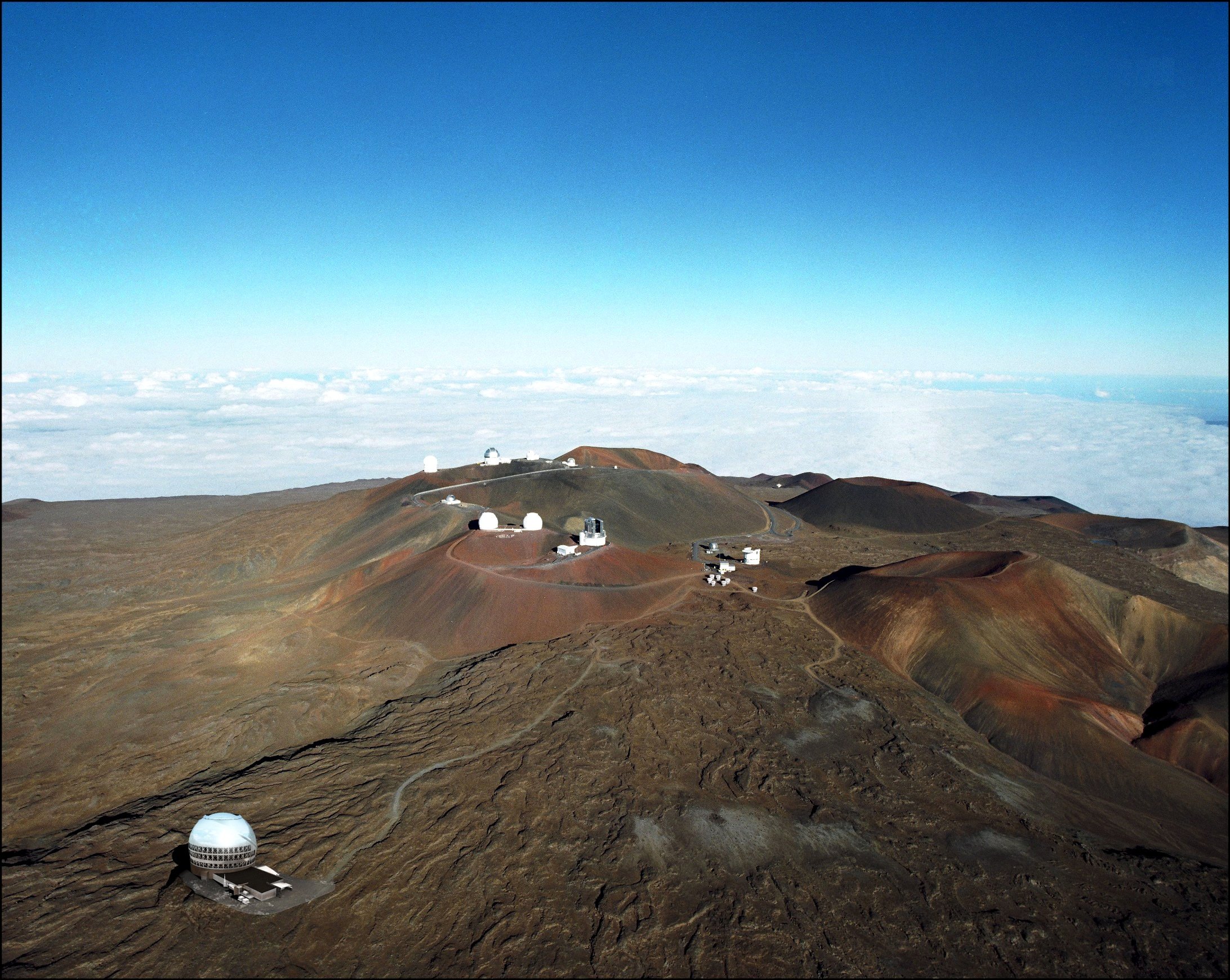 Wegen seiner dünnen und trockenen Luft ist der Mauna Kea, der höchste Berg Hawaiis, ein beliebter Standort für Teleskope. Seit 1968 sind in der Gipfelregion schon 13 kleinere Teleskope gebaut worden. 