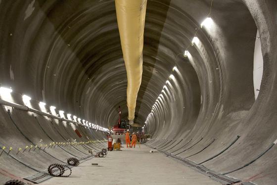 Röhre der neuen Crossrail-Strecke quer durch London: Die U-Bahn-Gesellschaft hat neue Bilder der Arbeiten unter Tage veröffentlicht. Erst in vier Jahren wird die 120 km Erweiterungsstrecke in Betrieb gehen.