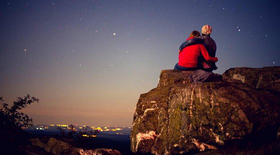 In die Sterne gucken: Das ist nicht nur etwas für Romantiker. Denn die Sterne berichten uns auch über die Lichtveschmutzung auf der Erde. Mit der kostenlosen App "Verlust der Nacht" lassen sich die Ergebnisse dokumentieren. 