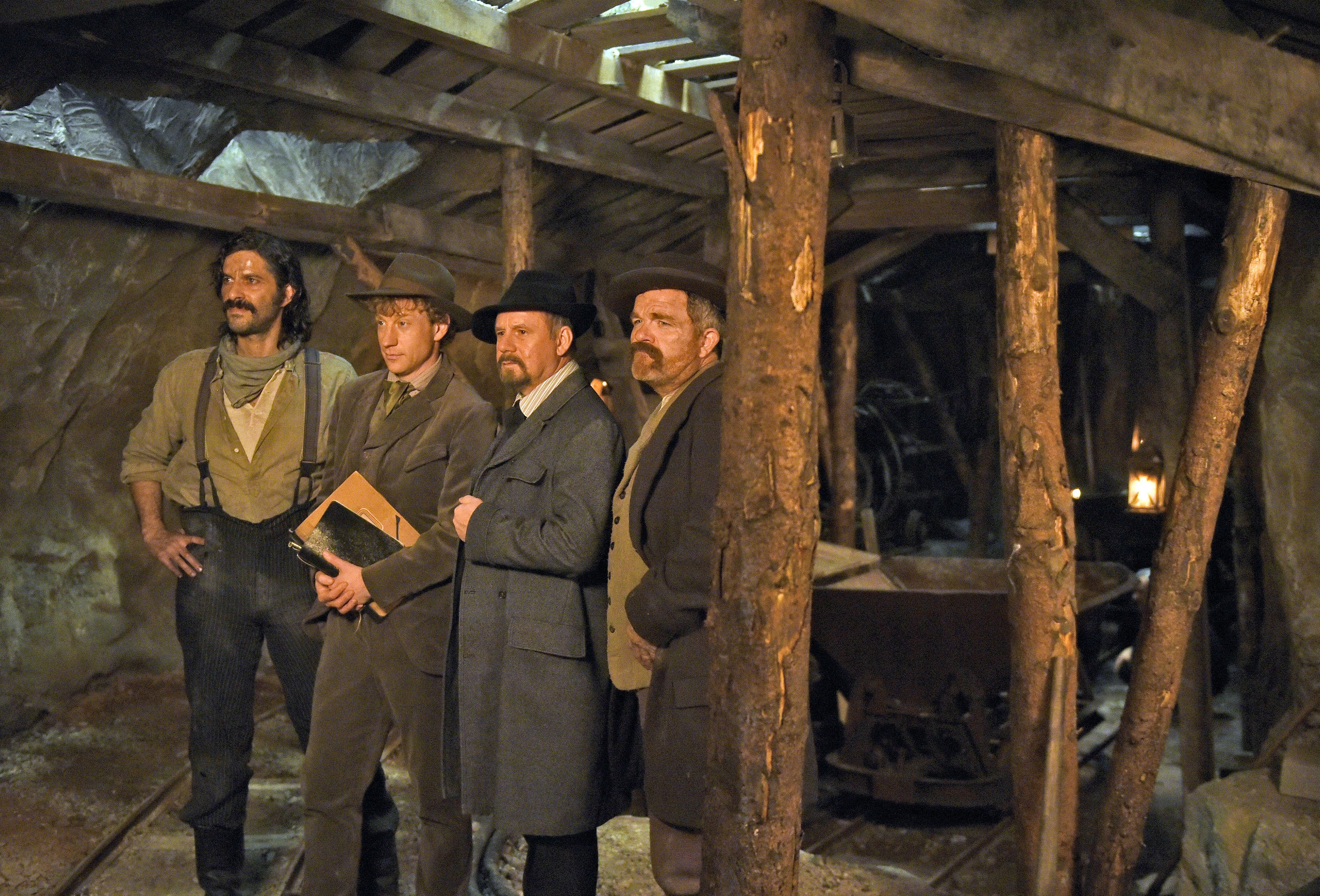 Die Schauspieler Pasquale Aleardi (l-r), Cornelius Obonya, Joachim Krol und Maxim Mehmet spielen im Film Gotthard mit. Der Film setzt den Erbauern des Eisenbahntunnels ein Denkmal. Gezeigt wird der Film im nächsten Jahr, pünktlich zur Einweihung des neuen Gotthardtunnels.