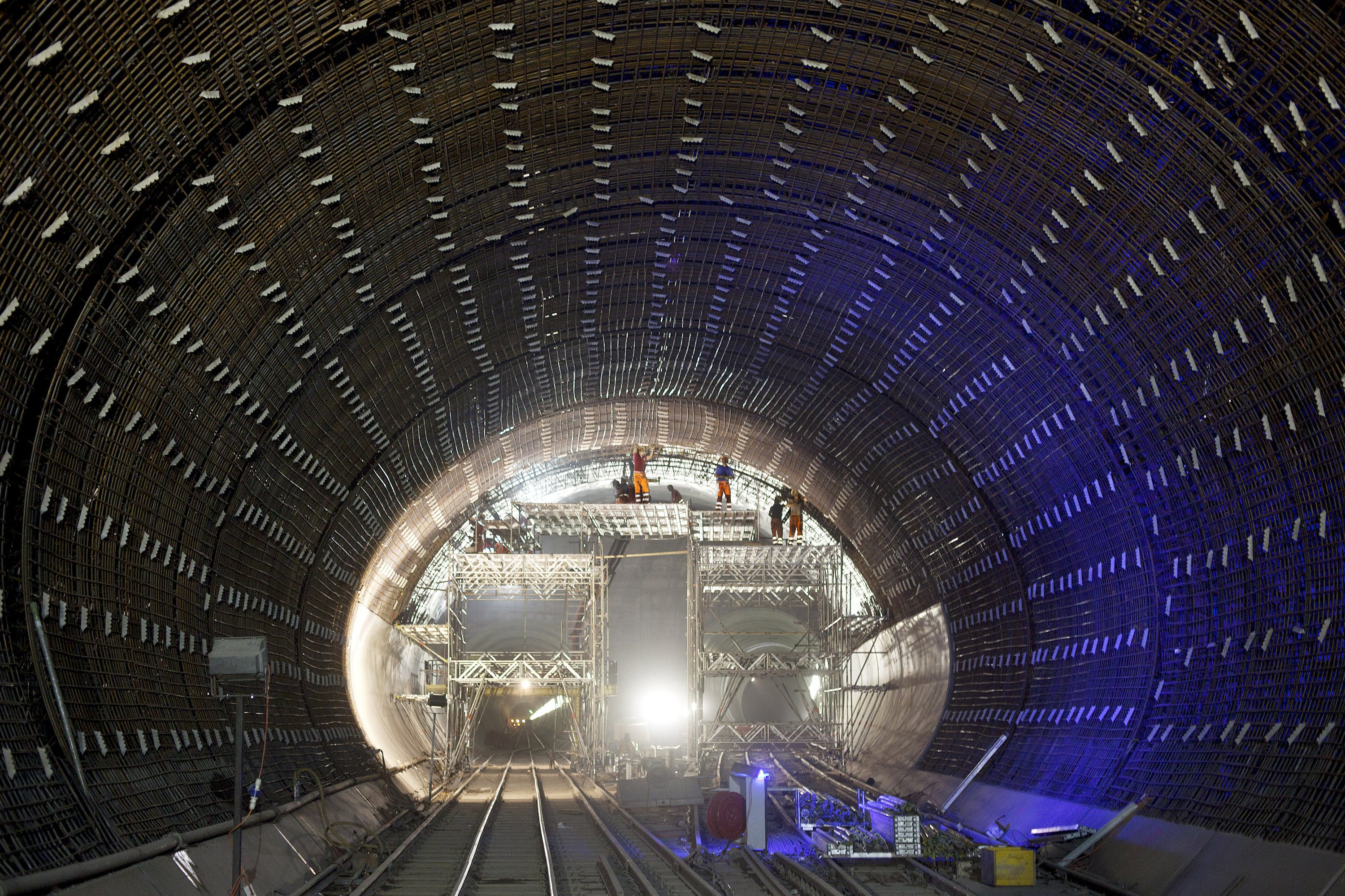 Der neue Gotthardtunnel kurz vor dem Durchstich 2010: Im nächsten Jahr soll der 57 km lange Tunnel eröffnet werden.