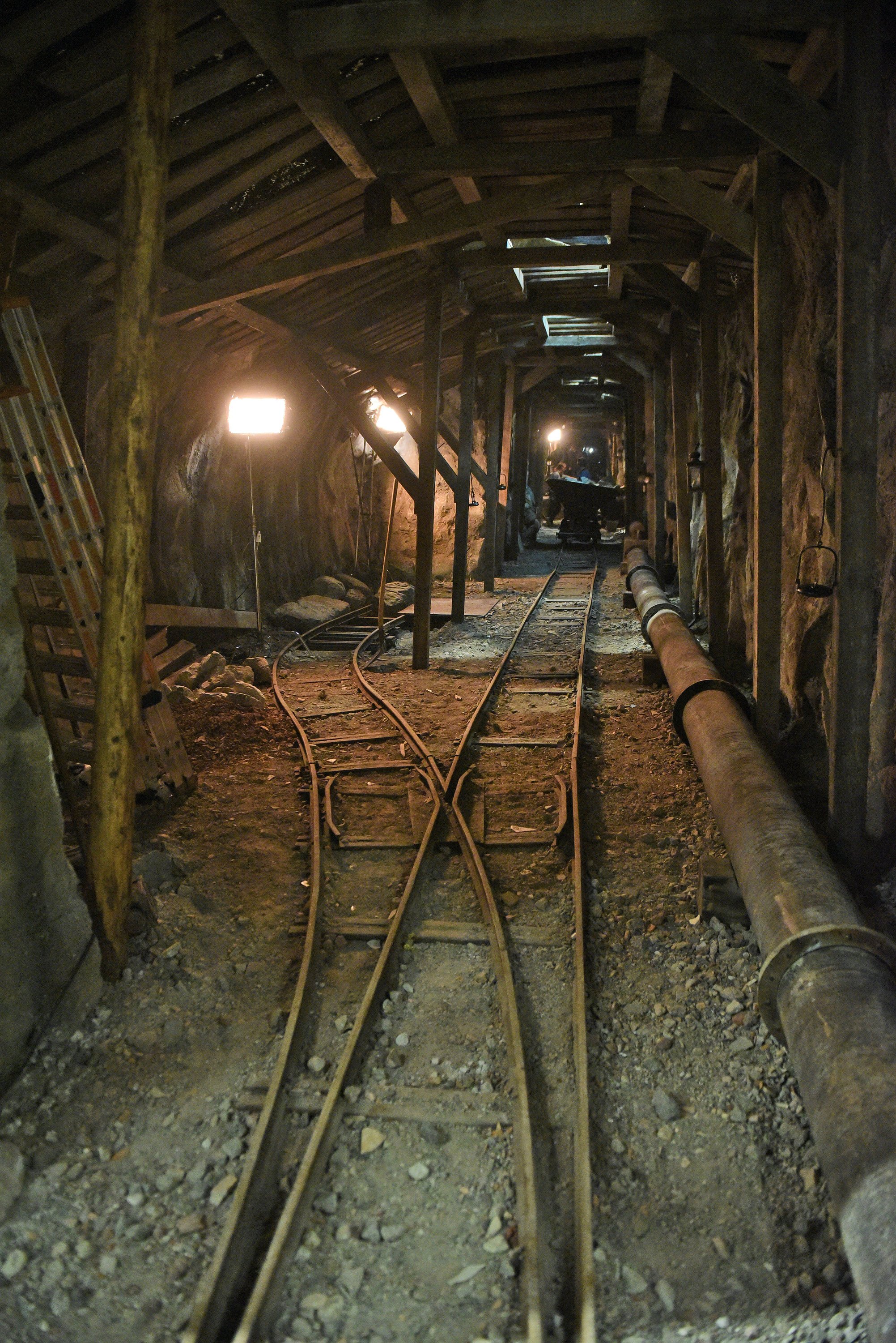 Der 100 m lange Nachbau des historischen Gotthardtunnels passte nicht in die Kölner Filmstudios und wurde deshalb in der Halle einer Logistikfirma aufgebaut. Der Film Gotthard wird die technischen Herausforderungen beim Bau des Tunnels zeigen.