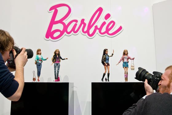 Barbie-Schau auf der Spielwarenmesse in Nürnberg: Die neue Digital-Barbie "Hello Barbie" kann nicht nur sprechen, sondern überträgt Gehörtes auch in eine Cloud. Damit kann sich alles abhören lassen, was im Kinderzimmer gesprochen wird.