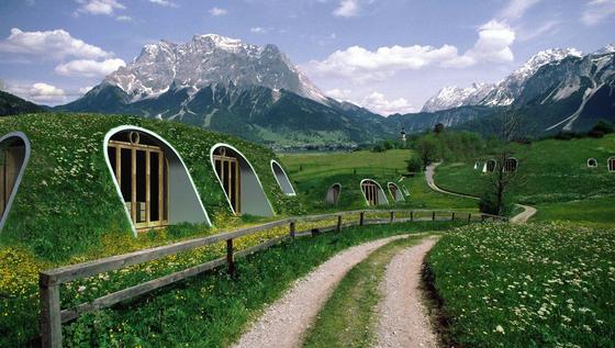 So grün kann Wohnen sein: Die Hobbit-Höhlen Green Magic Homes sind mit Rasen bepflanzt und werden dadurch eins mit der Landschaft.