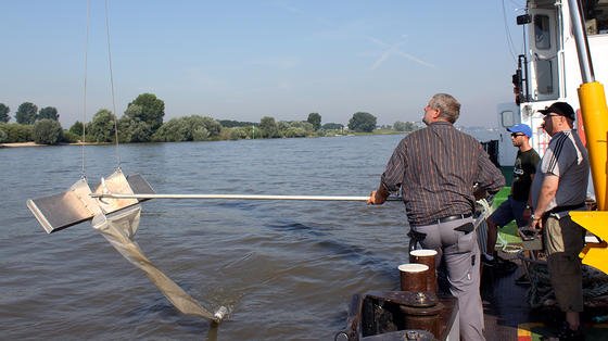 Probeentnahme im Niederrhein bei Rees: Der Manta Trawl hängt von einem Bordkran seitlich im Fluss, um dem Bugwellenschlag und den Wasserverwirbelungen auszuweichen. 