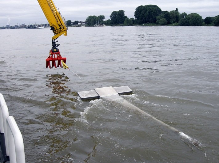 Das Fanggerät Manta Trawl im Rhein bei Köln-Porz: Das Gerät, das direkt auf der Oberfläche schwimmt, ist vorne mit einem Fliessgeschwindigkeitsmesser ausgestattet.