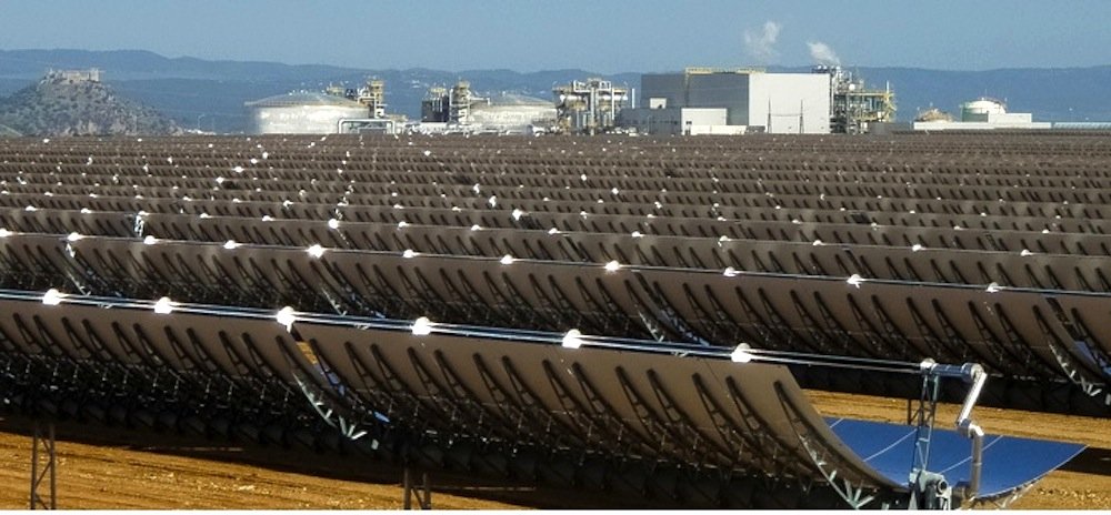 Solarkraftwerk Noor 1 in Quarzazate im Süden Marokkos: Die 537.000 Parabolspiegel wurden in Deutschland hergestellt, die Turbine zur Stromerzeugung lieferte Siemens.