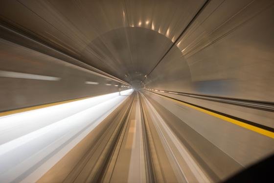 Testfahrt im Gotthardtunnel: Mit bis zu 275 km/h rasen derzeit Züge durch die Tunnelröhre, um die Technik auf Herz und Nieren zu überprüfen.