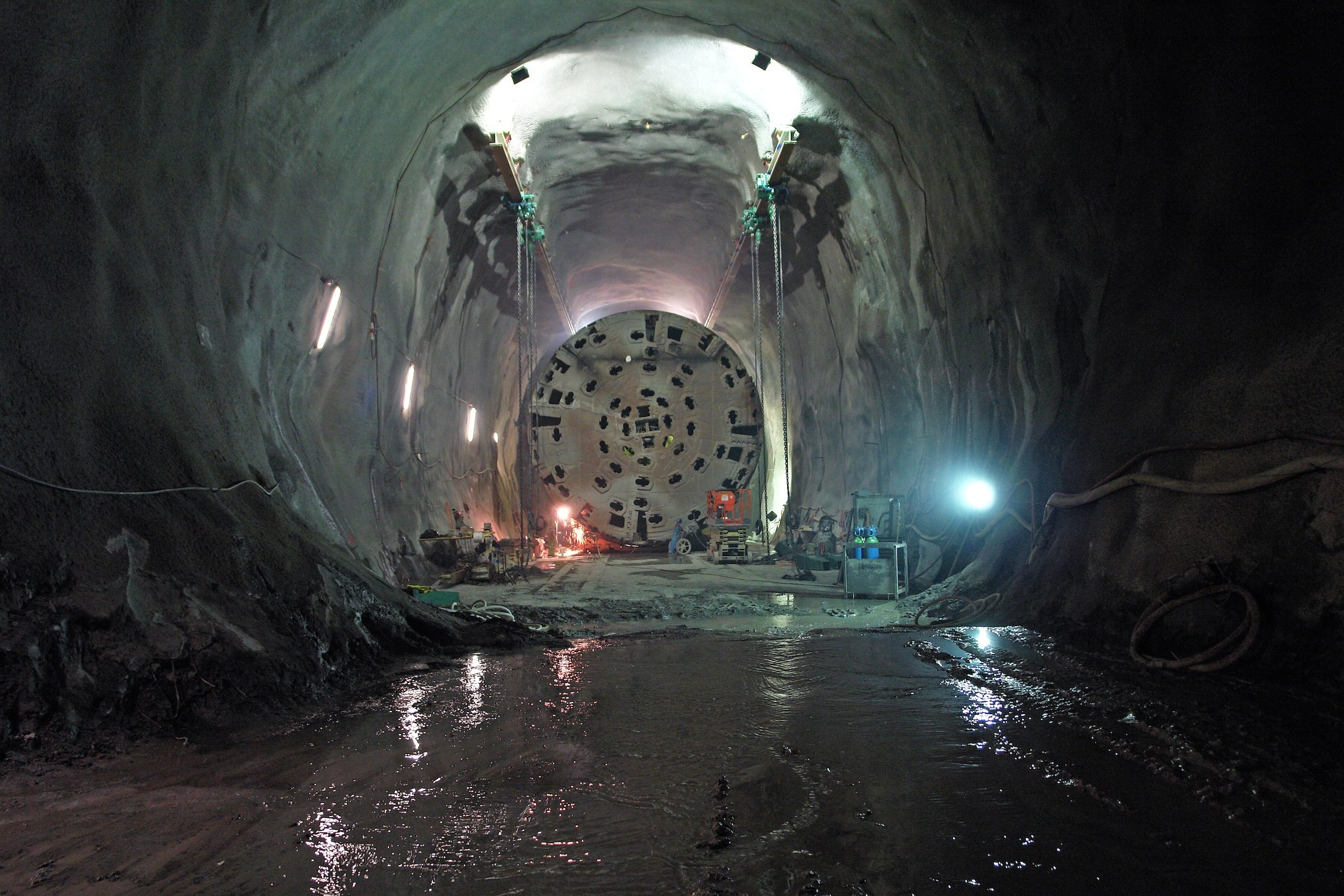 Demontage einer Tunnelbohrmaschine von Herrenknecht: Vier Maschinen bohrten 85 km der Röhren durch den Gotthard.