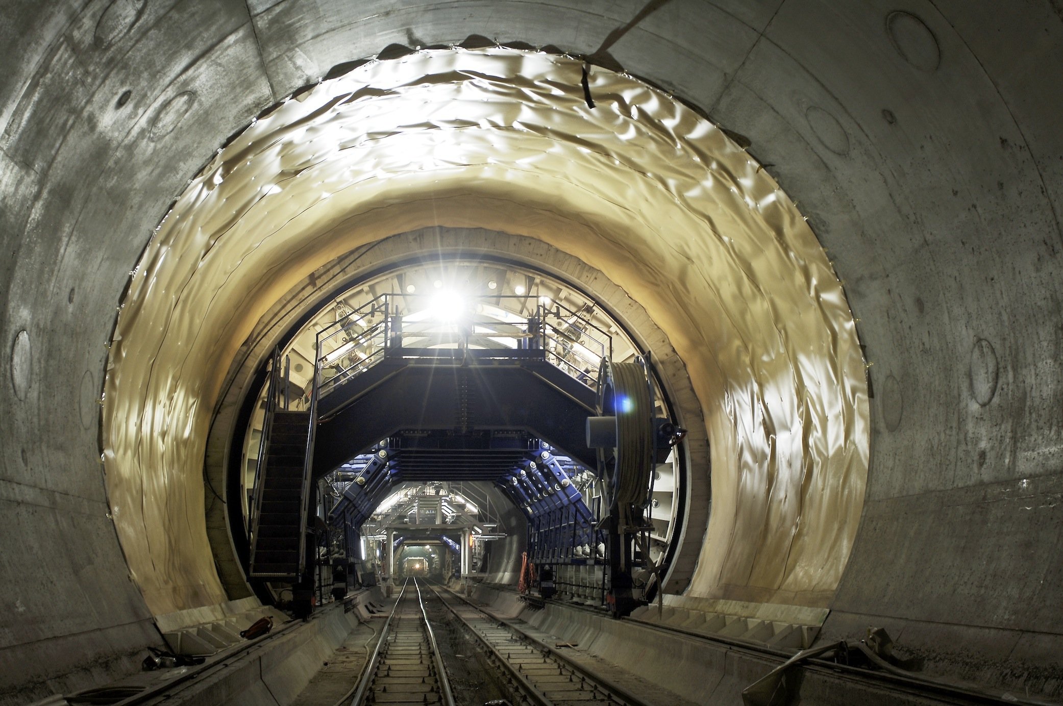 Schalwagen im Gotthardtunnel: Die Tunnelwände wurden alle 2 cm vermessen, um immer die richtige Menge Beton aufzutragen.