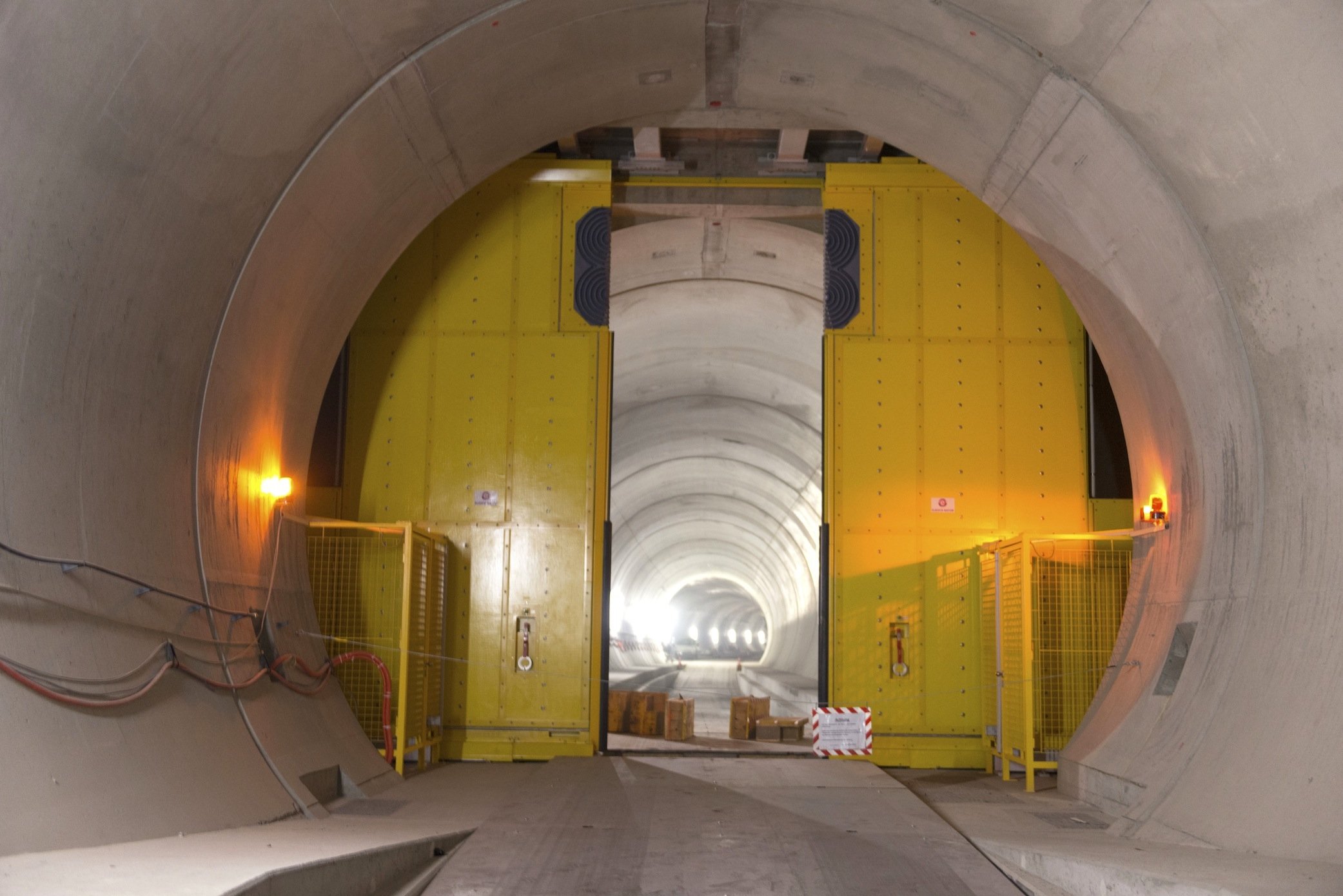 Riesige Tore im Gotthardtunnel lassen sich im Fall eines Brandes verschließen. Die Fahrgäste können in Querschläge flüchten, die alle 320 m ins Bergmassiv hineingeschlagen sind. Die 40 m langen Räume haben Frischluftzufuhr und lassen sich mit feuerfesten Türen verschließen.