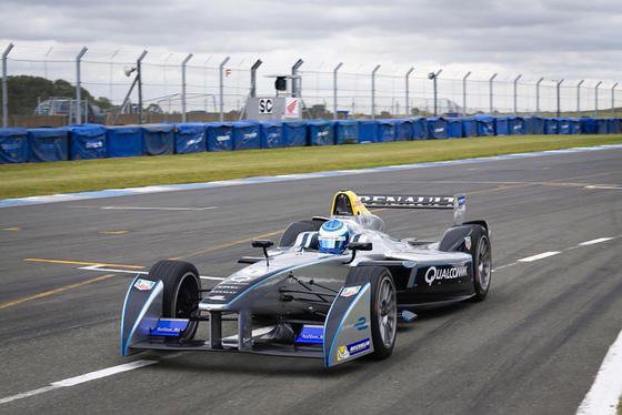 Bei der Formula-E treten Elektro-Rennwagen gegeneinander an – allerdings noch mit Fahrern hinter dem Steuer. Das soll sich bei Roborace ändern. 