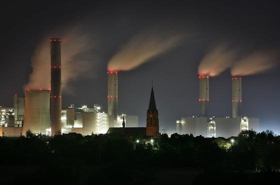 Vor allem Braukohlekraftwerke  wie das Kraftwerk Frimmersdorf am Niederrhein emittieren jährlich 7 t Quecksilber. In den USA müssten die deutschen Kohlekraftwerke bis auf wenige Ausnahmen stillgelegt werden.