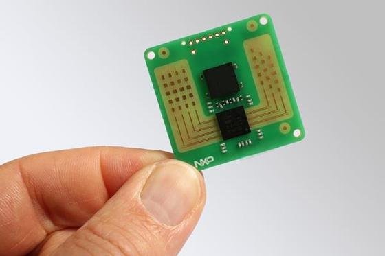 Lässt sich unauffällig in die Autokarosserie einbauen: der neue NXP-Chip im Miniformat für die Radar-Anlagen von autonomen Fahrzeugen.