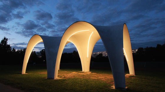 Auf dem Sportplatz der TU Chemnitz haben die Wissenschaftler Pavillons aus Karbonbeton als Referenzobjekte errichtet. Diese sind mit Sticksensoren ausgerüstet, über die sich die Beleuchtung steuern lässt. 