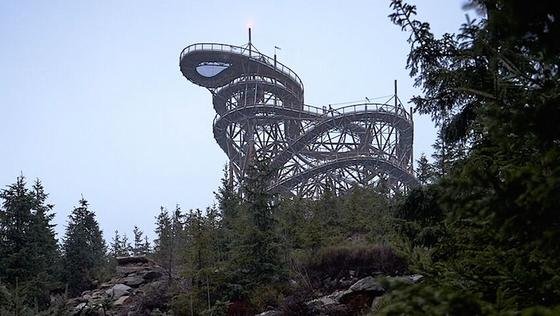 Auf 1100 m Höhe erwartet den Touristen im tschechischen Urlaubsgebiet Dolní Morava eine 55 m hohe Aussichtsplattform. 700 m lang führt der Weg spiralförmig und durch Geländer gesichert nach oben. Wer Lust hat, kann dann per Rutsche hinab gleiten.